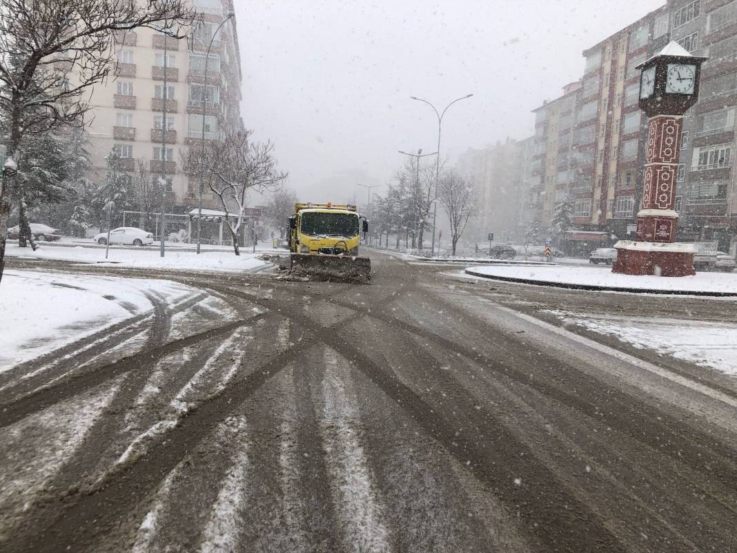 Konya’nın beyaz örtüyle kaplanan ilçesinde karla mücadele ediliyor 3